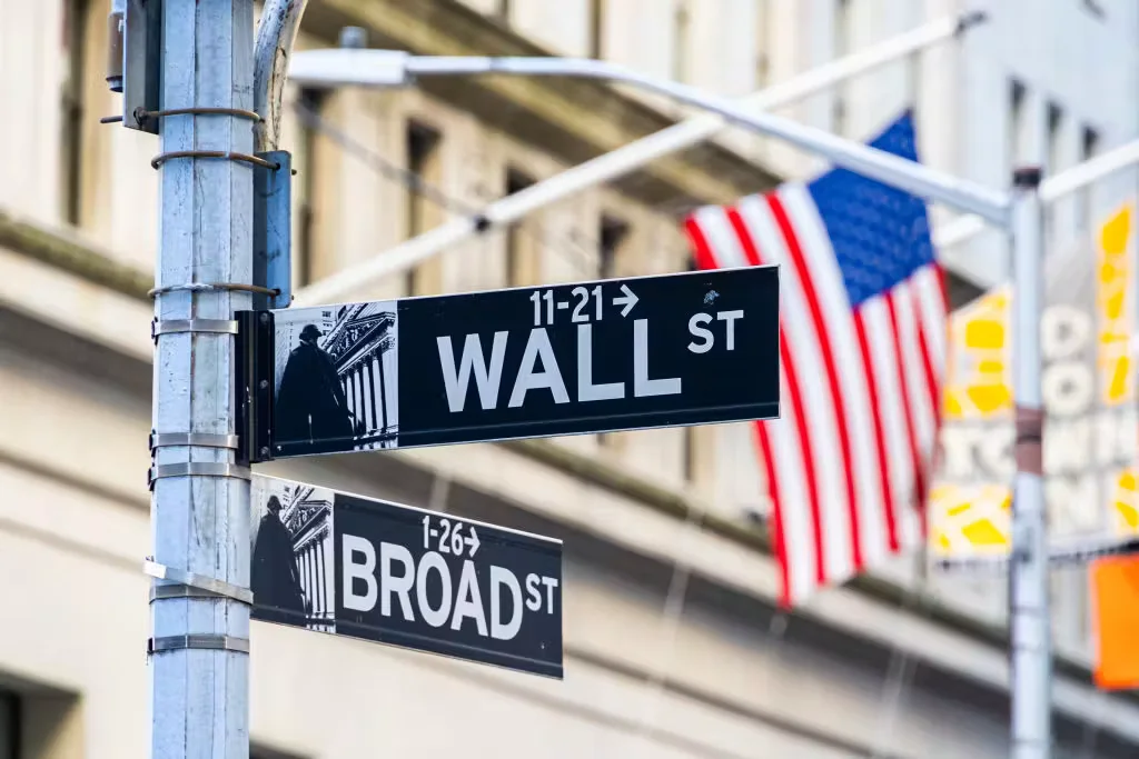 Chip Selloff Reverses Tech Rally, Dragging U.S. Indices Lower