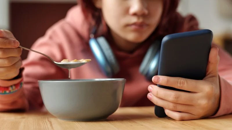 Phones Down, Bonds Up: The Case for a Distraction-Free Family Dinner