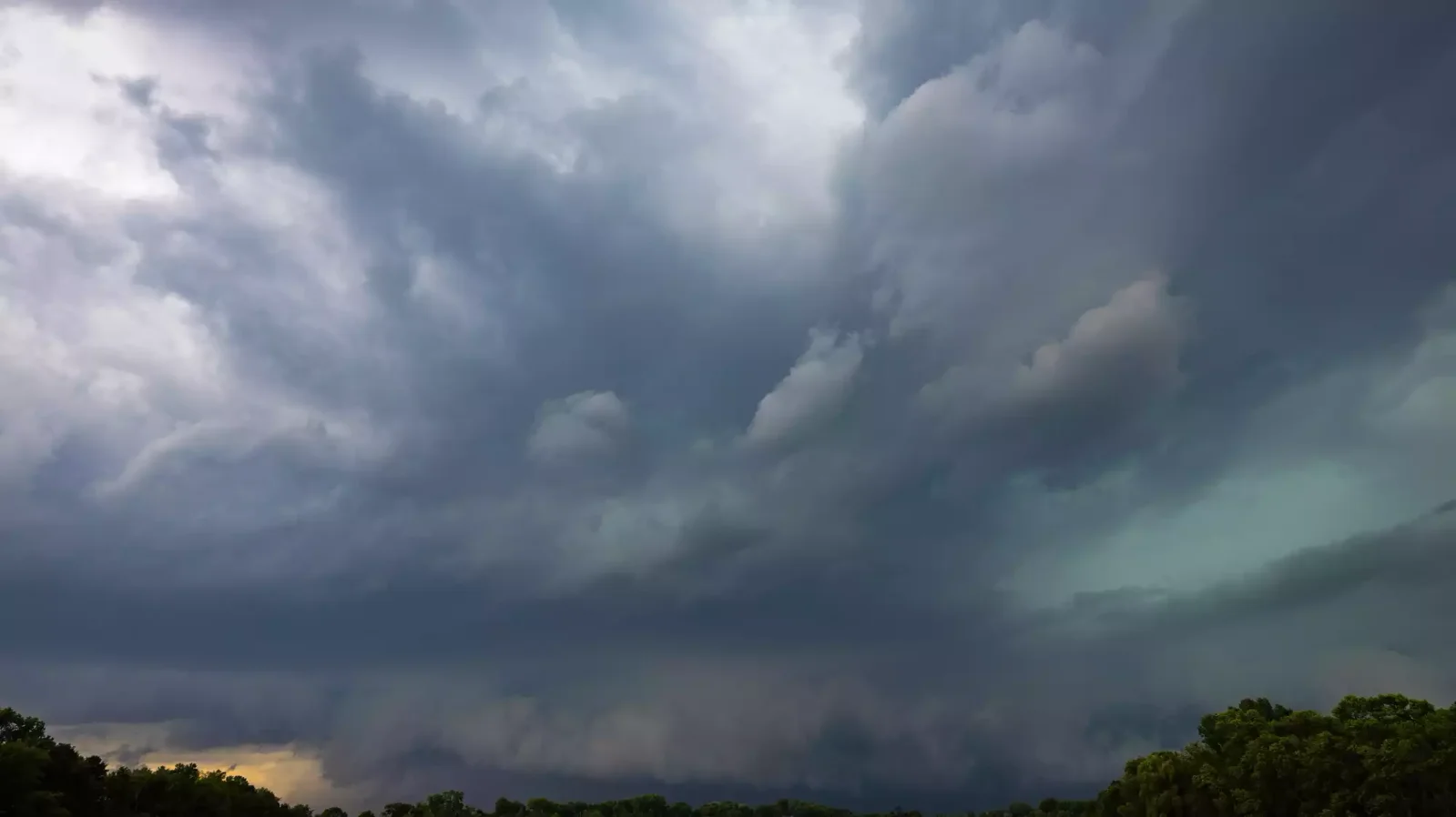 Unpredictable Weather: Thunderstorms, Snow, and Temperature Drop Expected in Minnesota