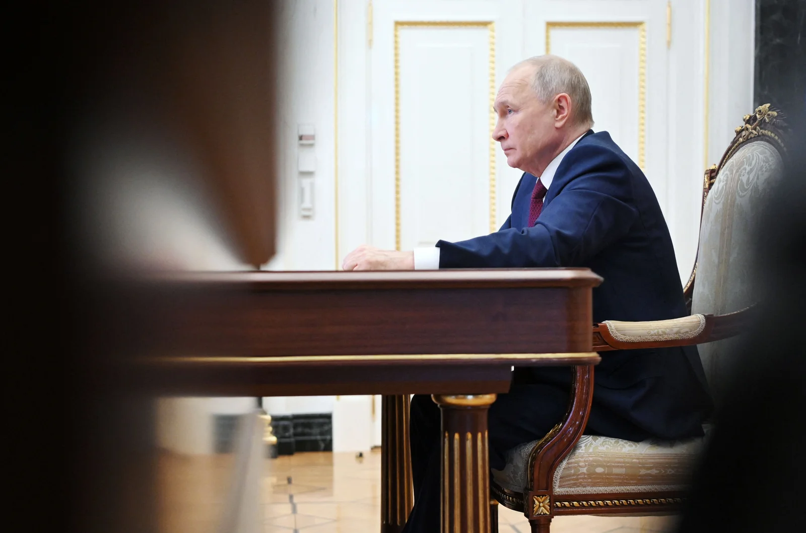 "Putin's Meetings with Prigozhin and Wagner Leaders: Calming Troops or Damage Control?"