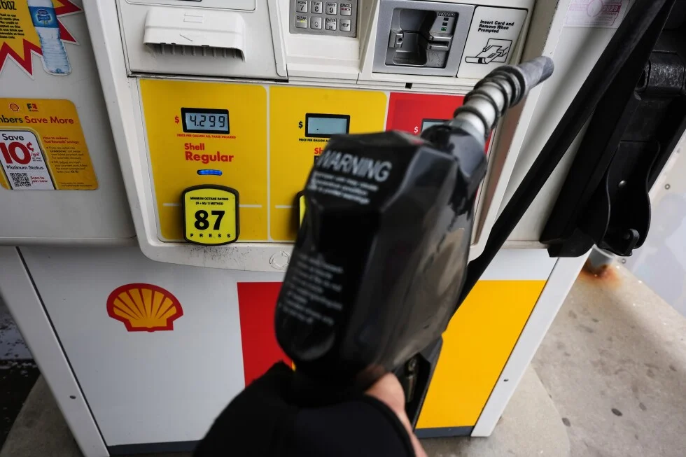 Oil price pauses spike as Iran tensions cool, while markets navigate tech optimism