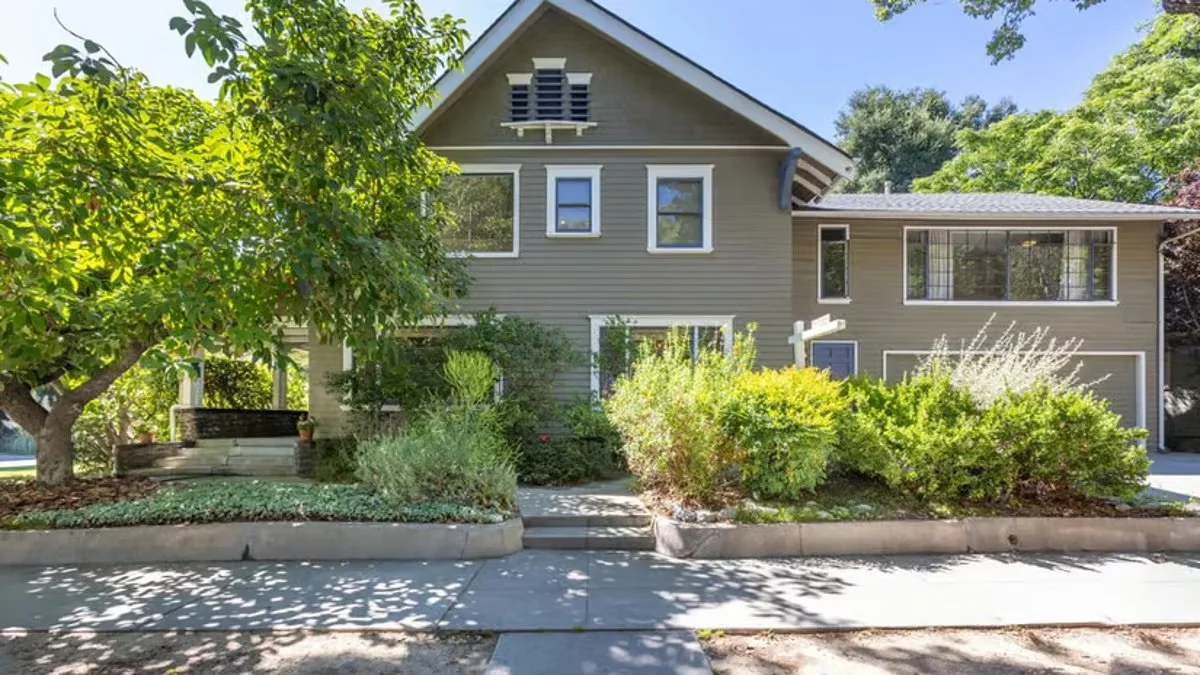 "Jamie Lee Curtis' 'Halloween' Home Hits Market for $1.8 Million"
