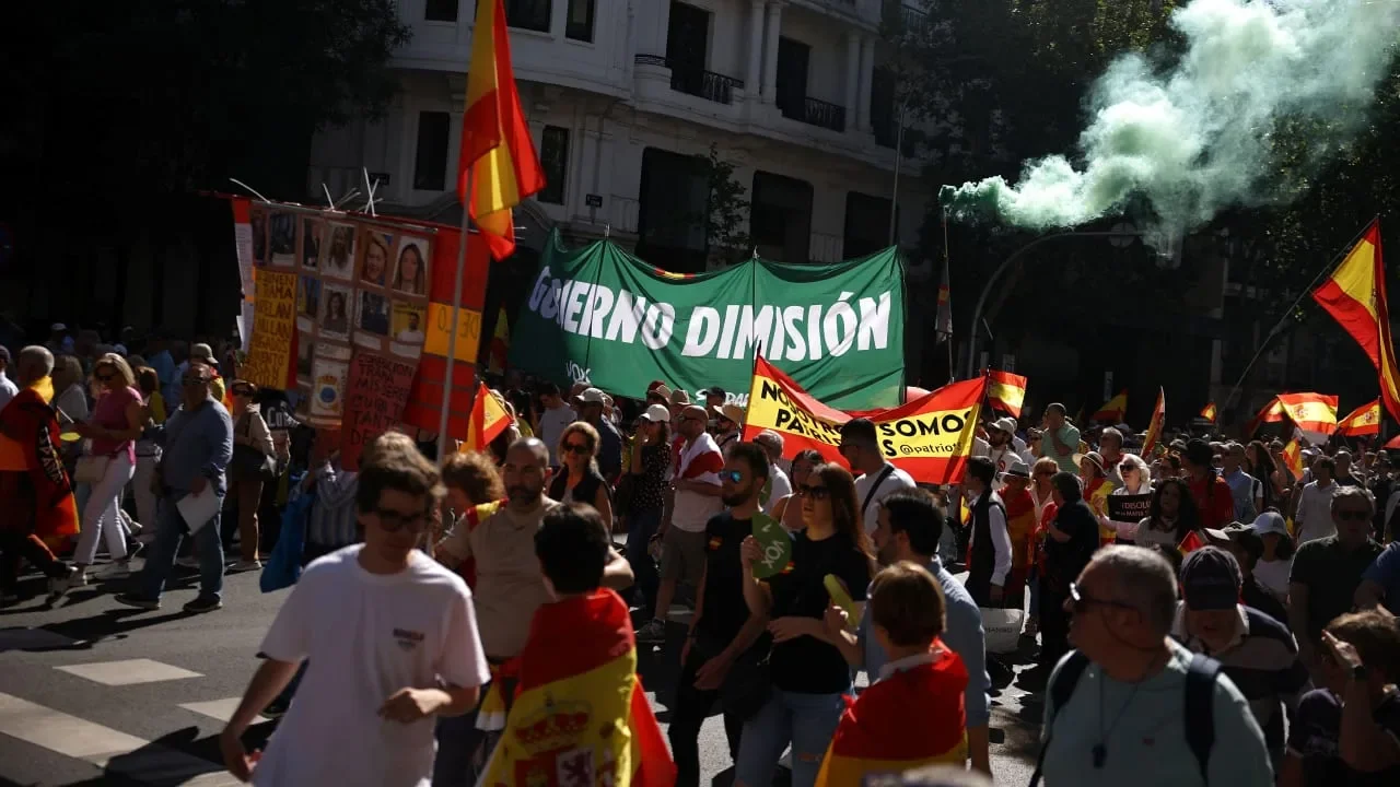 Madrid hosts large march urging Pedro Sánchez to resign