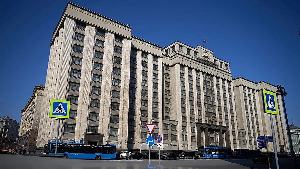 Russia tightens grip on expatriate critics with sweeping 'traitor' law