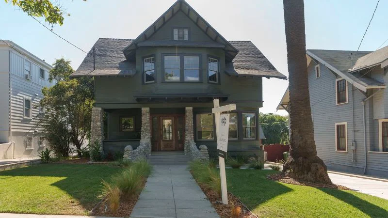 "Record-breaking Mortgage Rate Drop Sparks Refinance Frenzy"