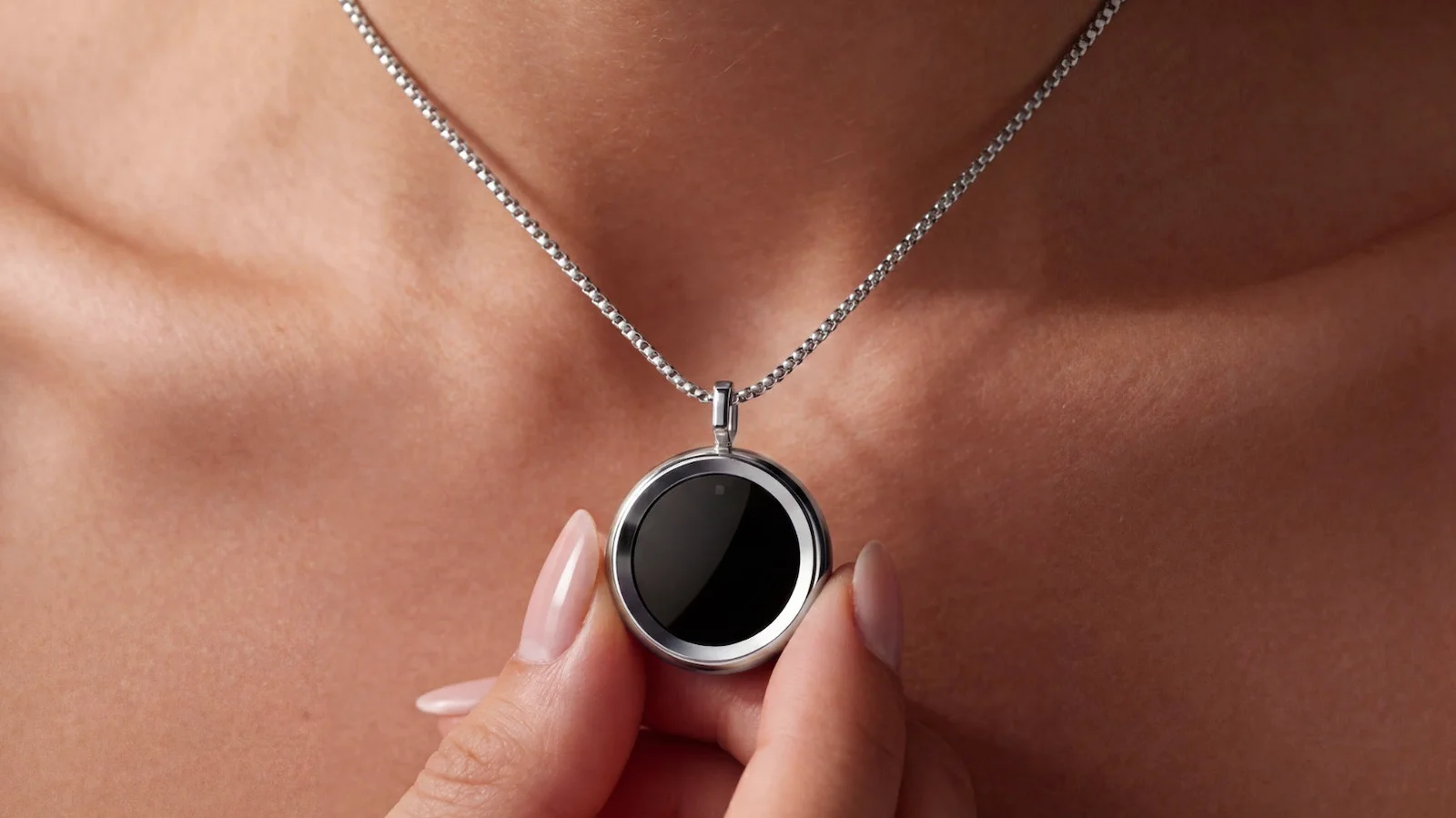 The Gem: a UV-sensing pendant that personalizes sun exposure guidance