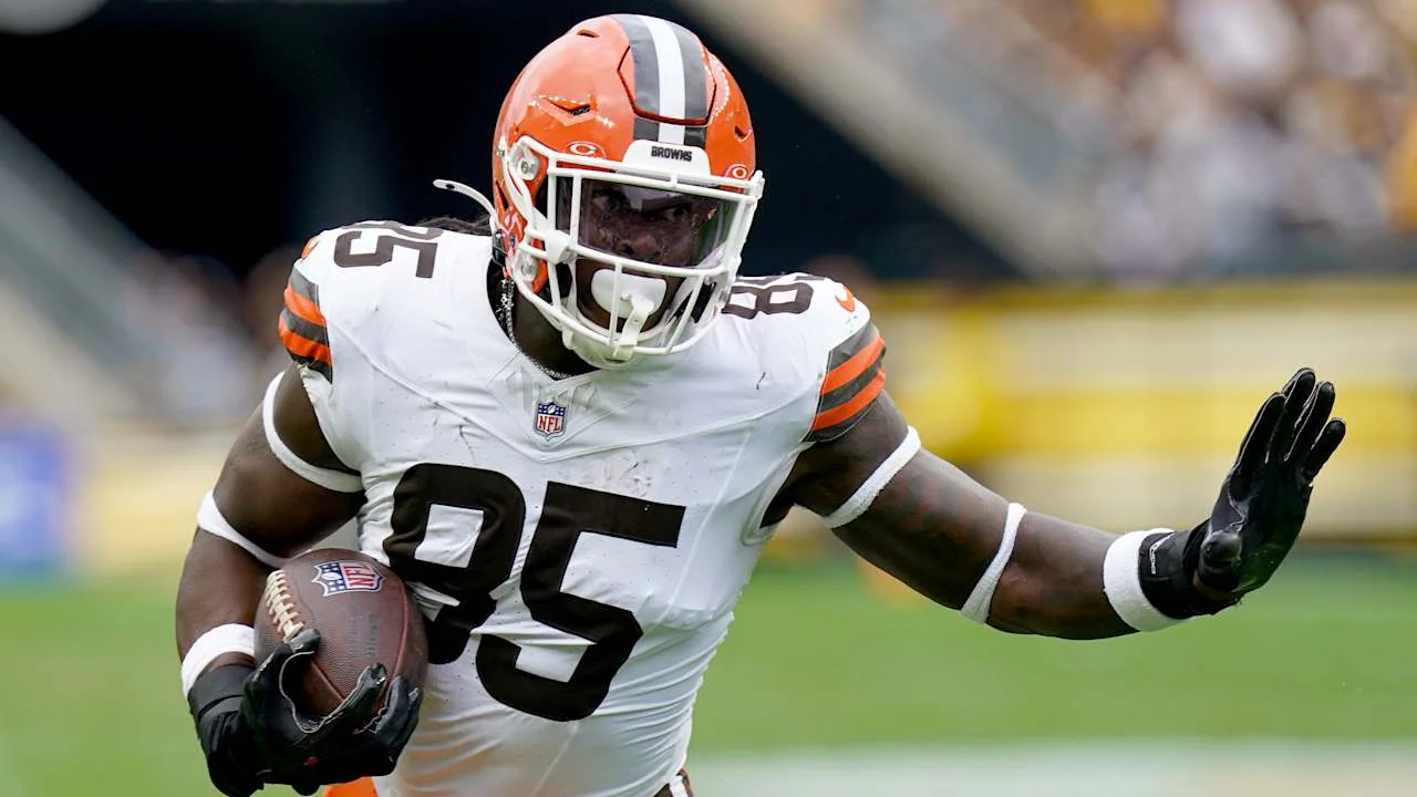Chargers land Njoku to boost Herbert in 1-year deal