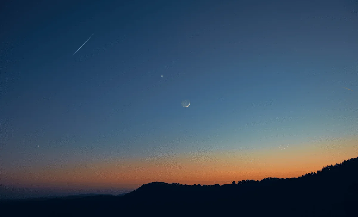 Rare Sunset Show: Moon Aligns with Jupiter Tonight