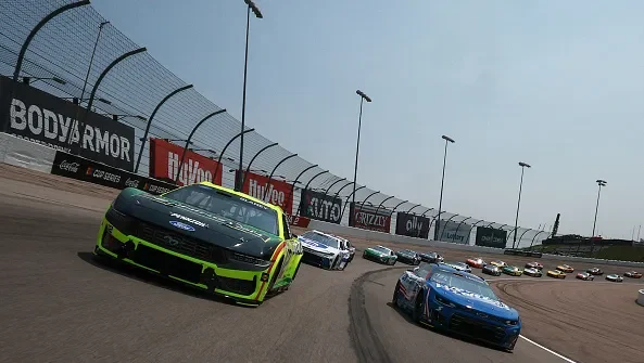 Gibbs Edges Bell at Iowa as Chase Push Begins