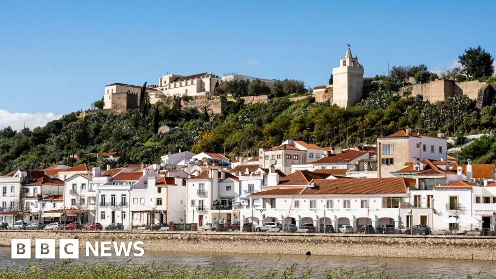 Mother and partner detained after two French boys found abandoned on a Portuguese road