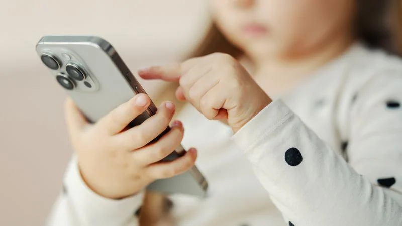 Federal Health Advisory Urges Limits on Youth Screen Time Amid Public Health Concerns