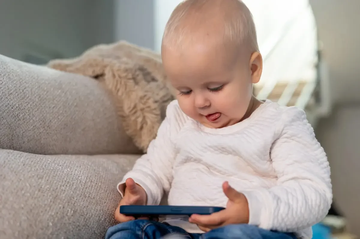 Early screen time linked to weaker later learning, new research warns