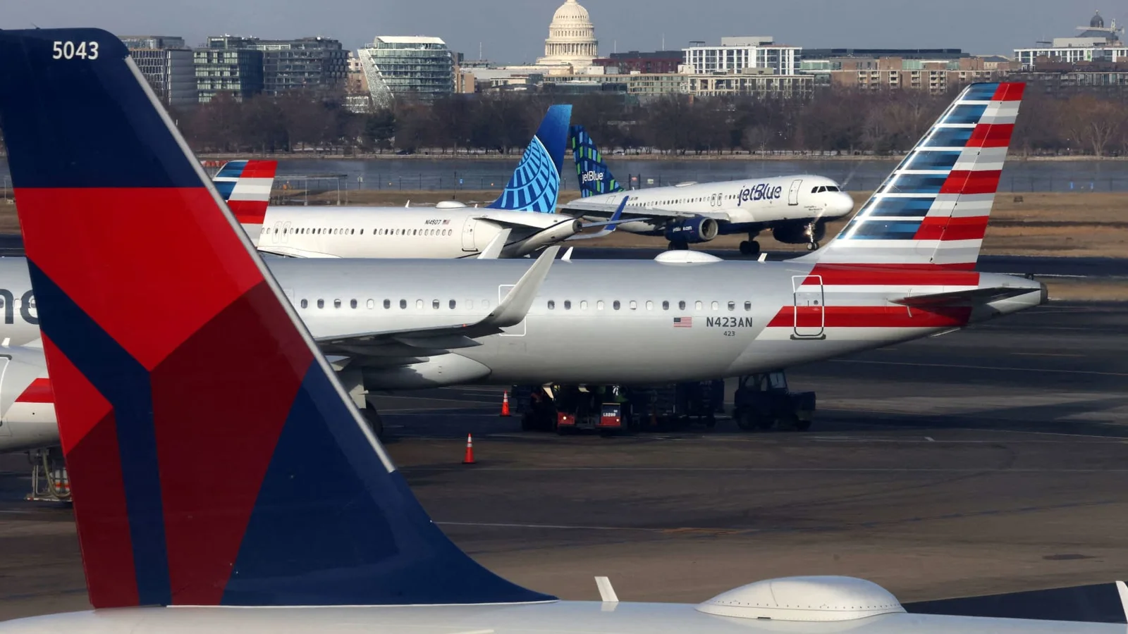 Lawmakers push airlines to cut fares if jet fuel costs drop