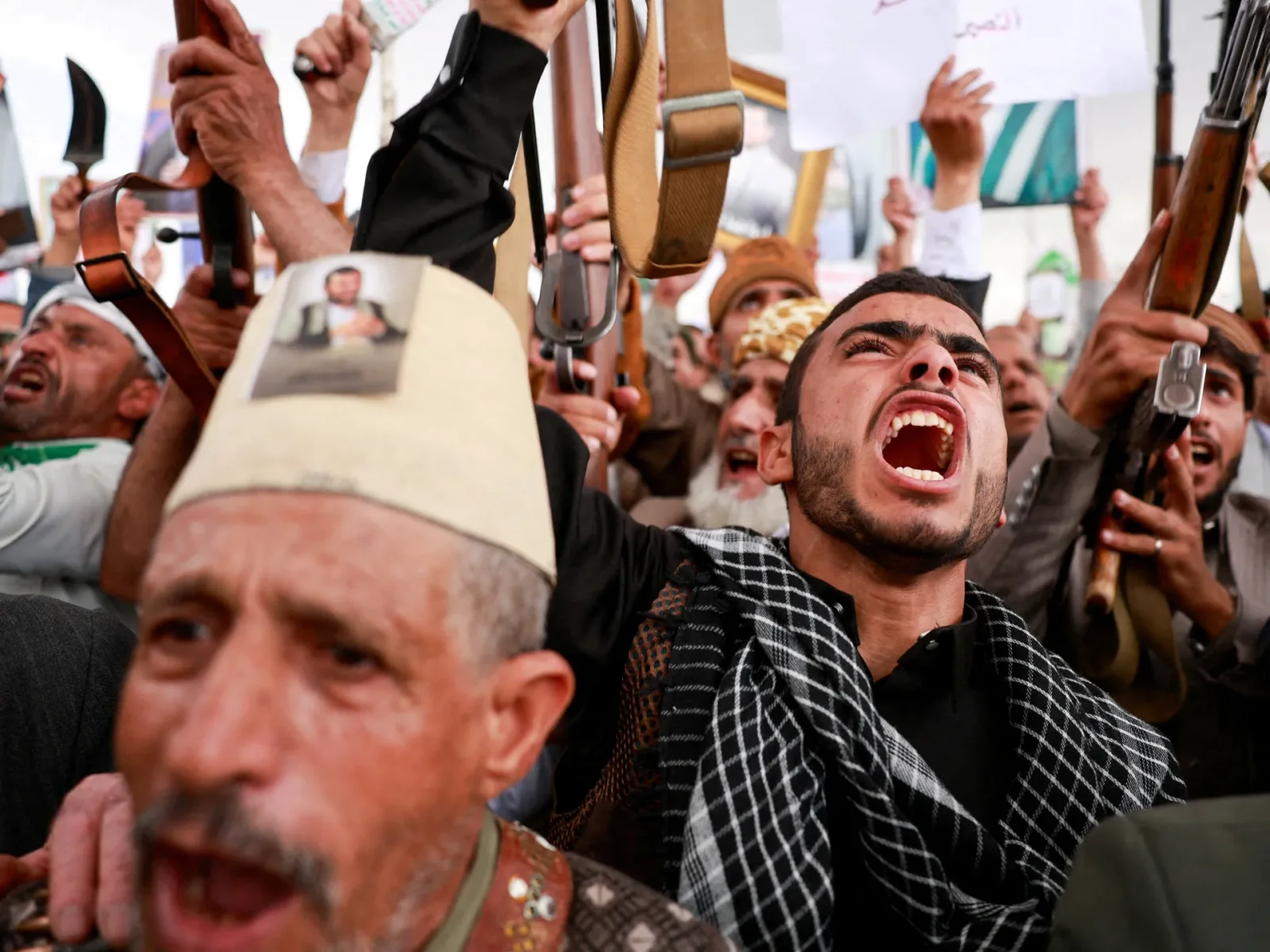 Yemen’s Conflict Escalates as 81 Govt Attacks and Houthi Strikes Reach Saudi Border