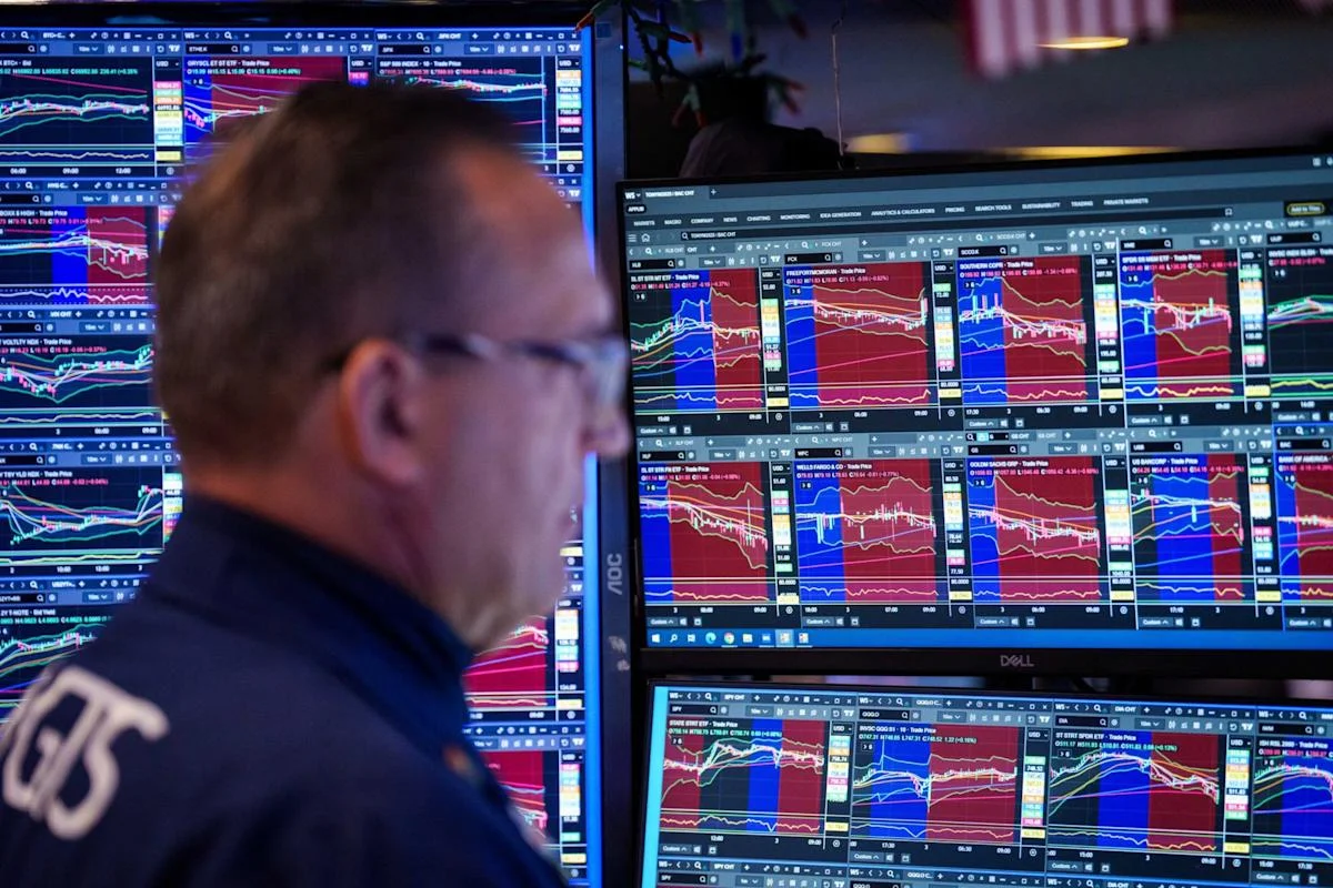Tech rout deepens as rate-hike fears shadow AI chip boom