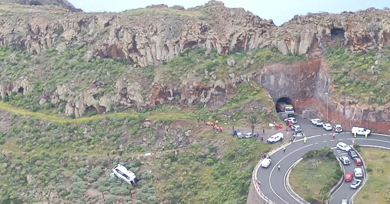 Tragic La Gomera bus crash leaves one dead, 27 injured