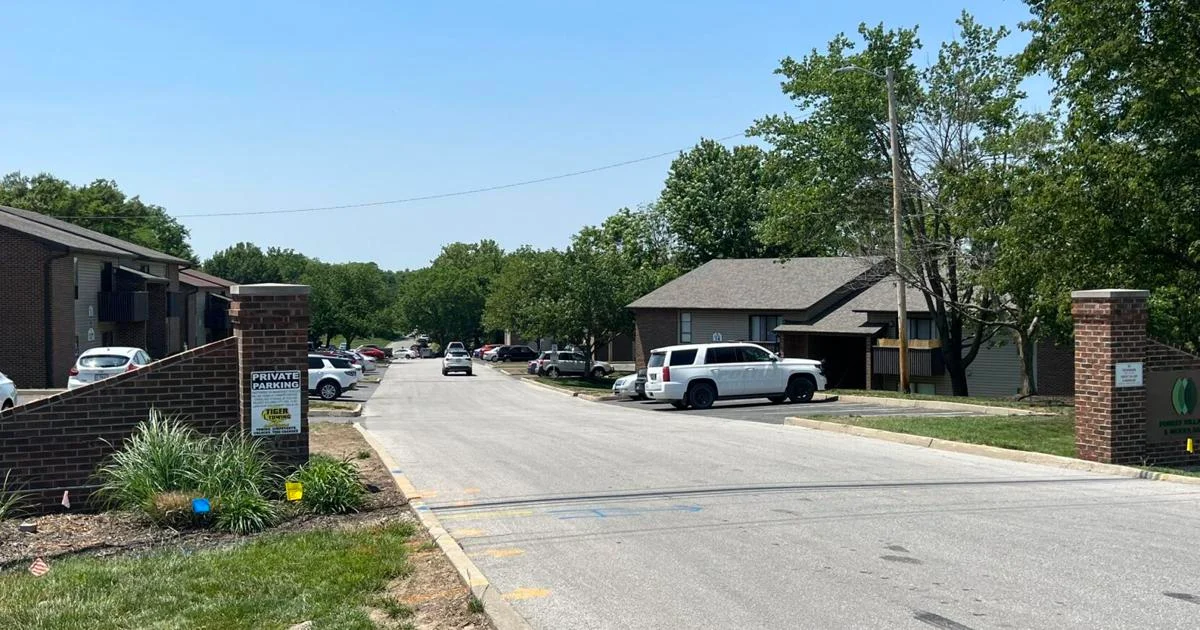 Fatal shooting during Columbia robbery; suspect sought by police.