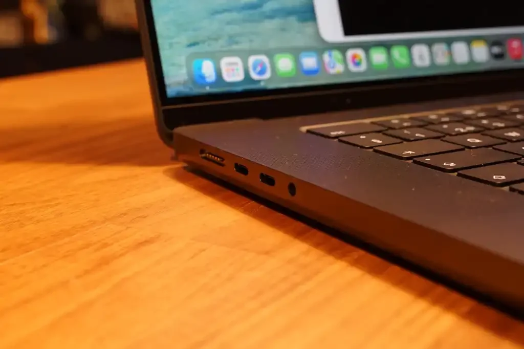 Samsung OLED Breakthrough Narrows Hurdles for Apple's Touchscreen MacBook Pro