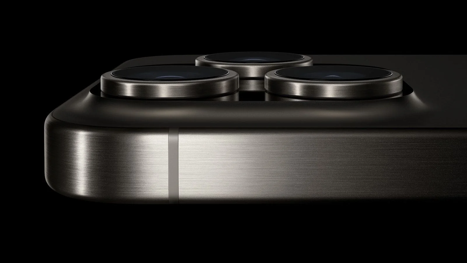 Pro iPhone Titanium Return Doubted as Aluminum Holds Heat for AI
