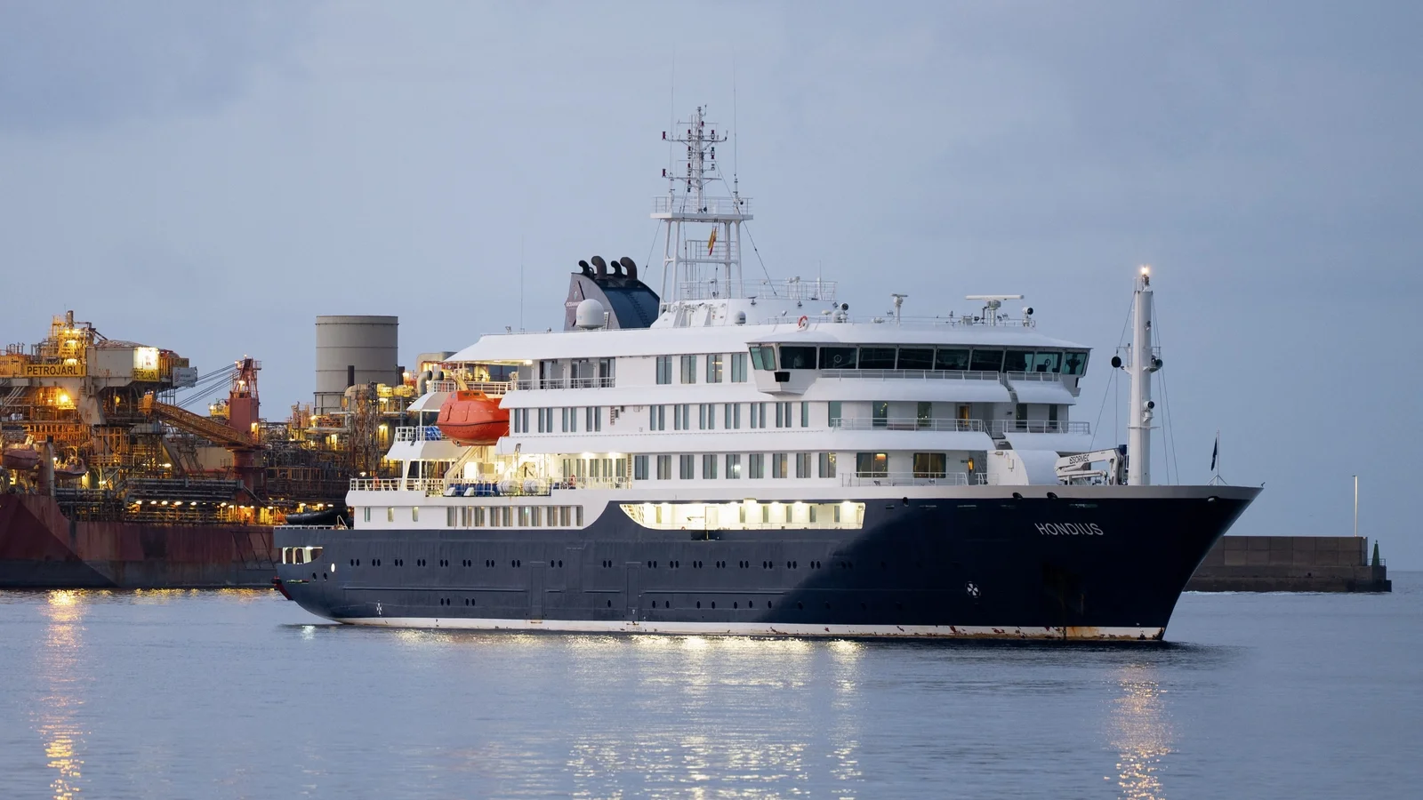 Hantavirus Cruise Crisis: Hondius Ties Up Off Tenerife as Evacuations Begin