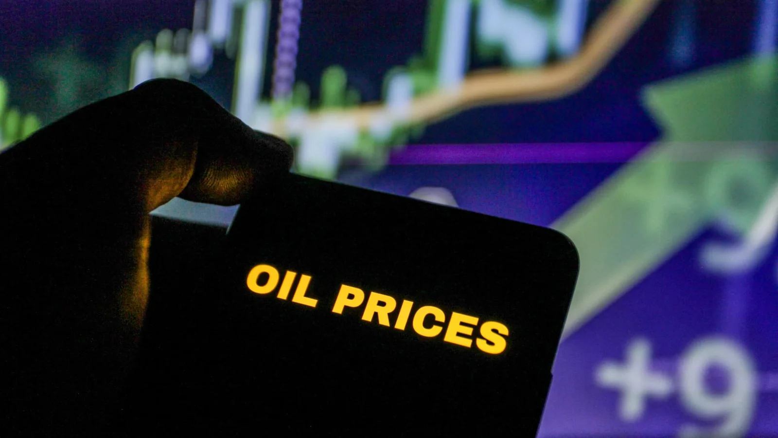 IEA warns of oil overhang next year as Iran deal looms