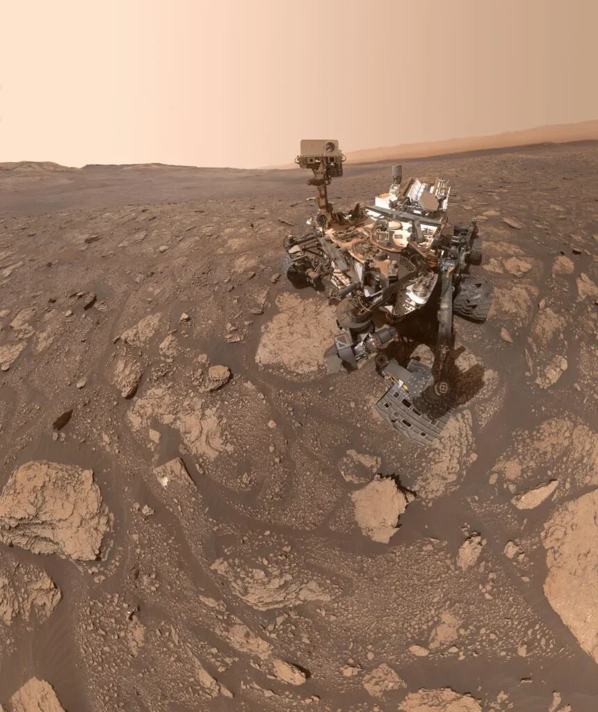 Ancient Martian Clay Reveals Long-Lived Organic Chemistry