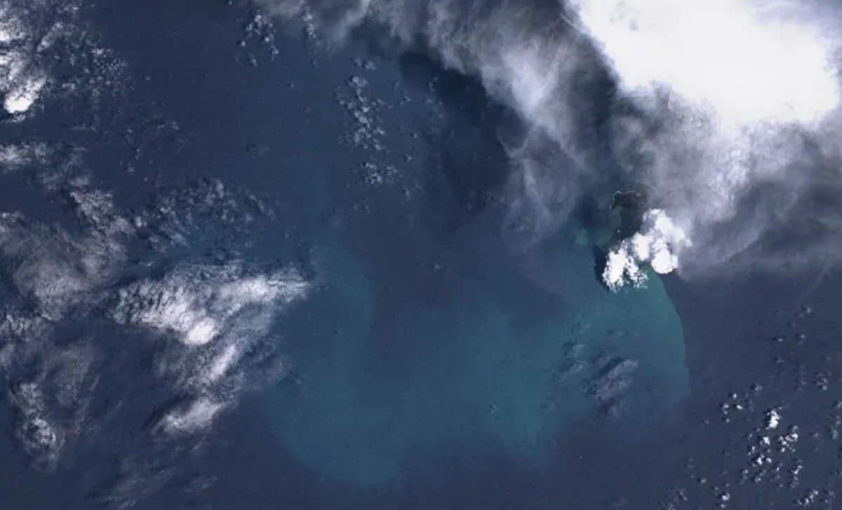 Volcanic Plume Reveals a Natural Route to Methane Destruction in the Atmosphere