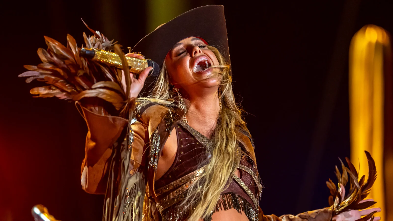 Lainey Wilson Converts Stagecoach Chaos Into a Confident, High-Energy Set