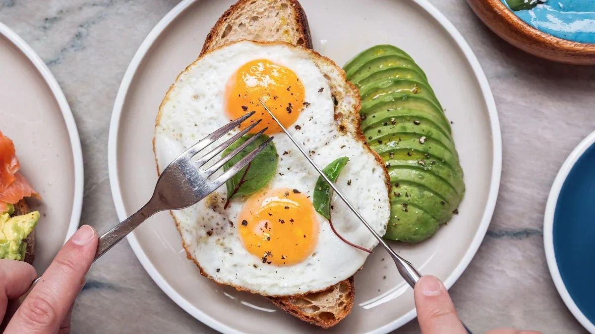 Earlier Breakfast and Dinner Linked to Lower BMI, Study Finds