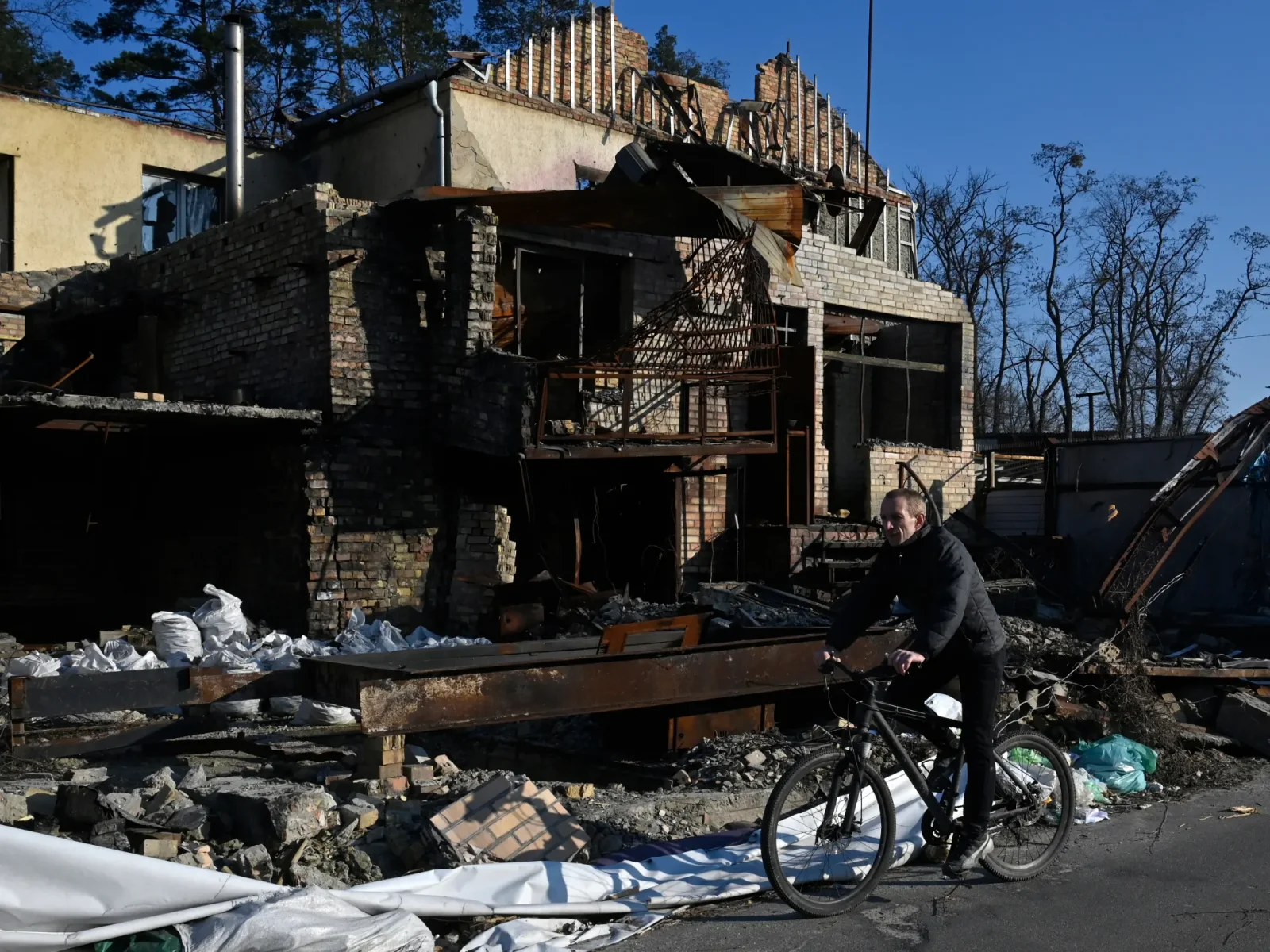 "US pledges $350 million in new military aid to Ukraine amid ongoing Russia-Ukraine conflict"