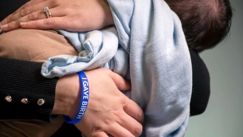 Wristbands aim to cut postpartum risk nationwide
