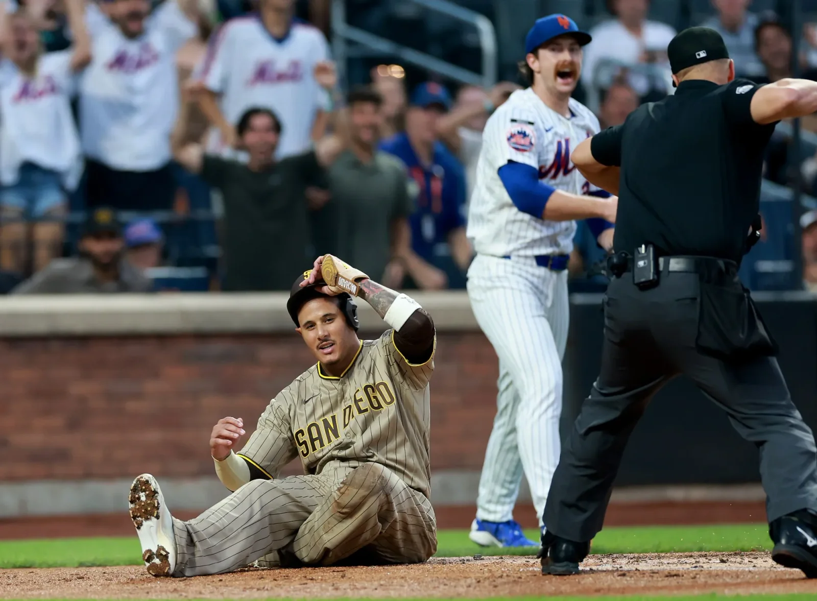 Padres suffer historic baserunning blunder as Mets edge them 2-1