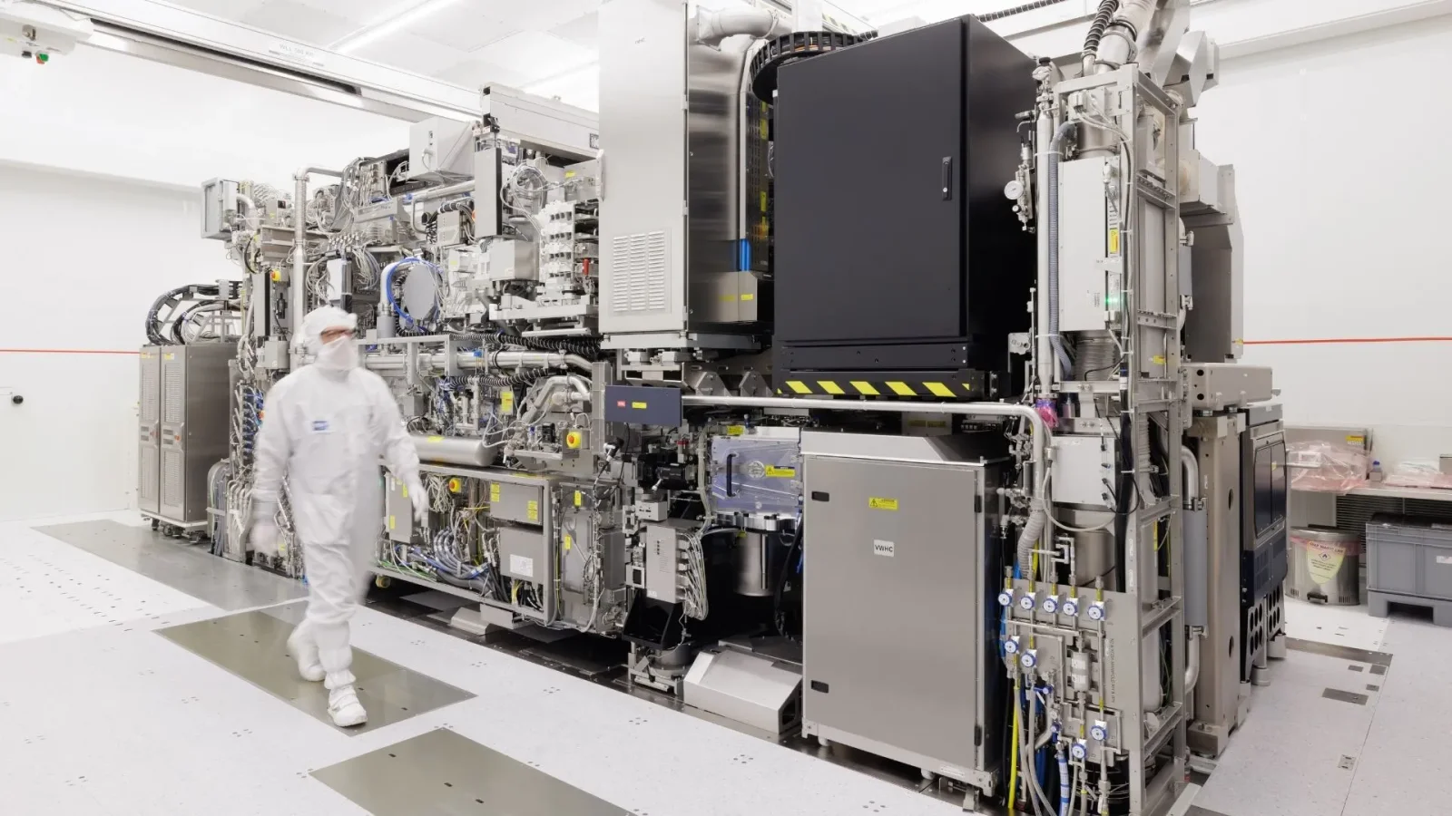 MIT advances photonic links to petabit-speed data transfer