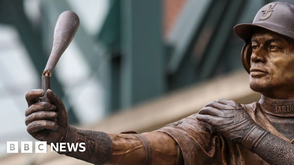 Ichiro Suzuki statue cracks during Seattle unveiling outside Mariners stadium