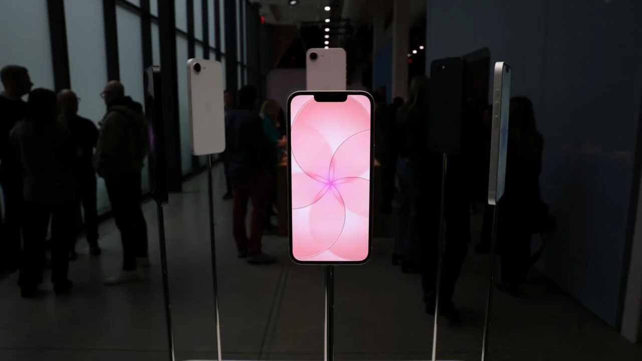 Smartphones May Be Quietly Shrinking Birth Rates, Studies Find