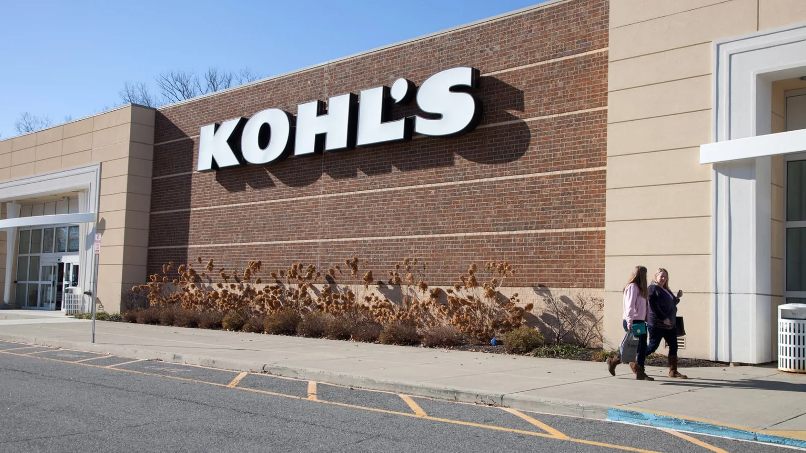 Kohl’s Q1 2026: Beat on Earnings, Slips on Sales, Stock Surges