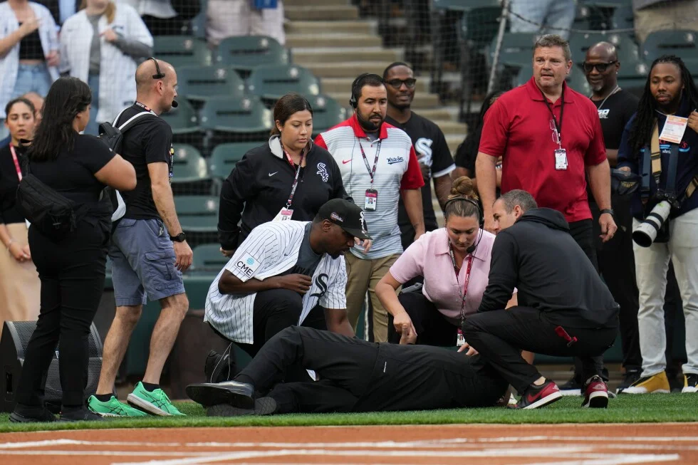 Performer collapses during Jackie Robinson Day ceremony before White Sox–Rays game