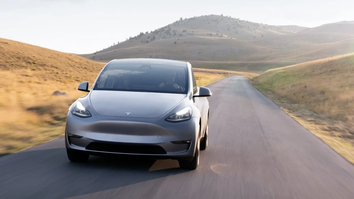 Tesla FSD v14 Lite for HW3 Targets June Release With AI4 Parity, Park Start and More