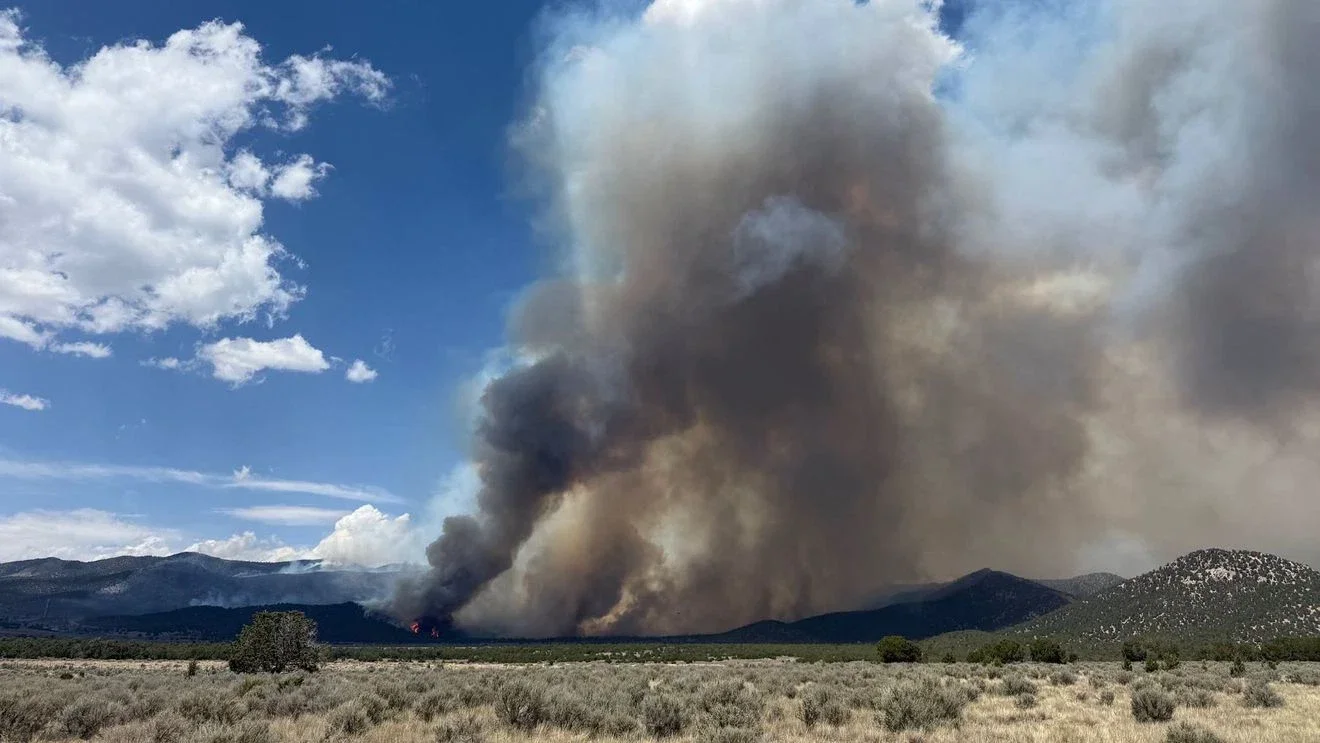 Winds drive Iron Fire toward Eureka as blaze tops 5,000 acres