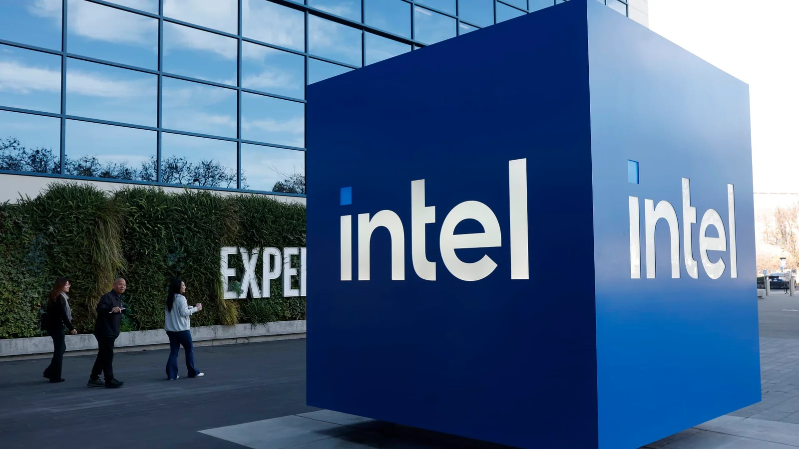 Trump-Backed U.S.-Made Apple Chips Deal Sends Intel Shares Higher