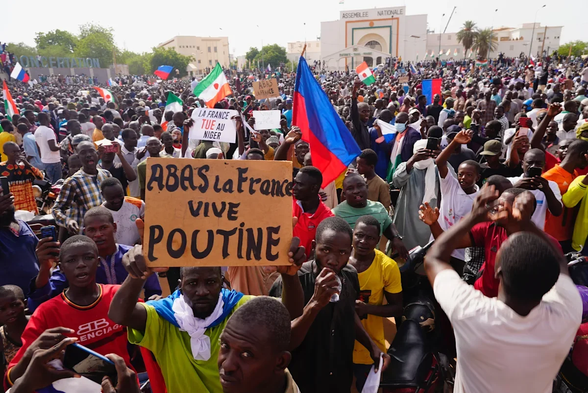 "Niger Crisis Escalates: France Evacuates as Coup Leaders Gain Neighboring Junta Support"