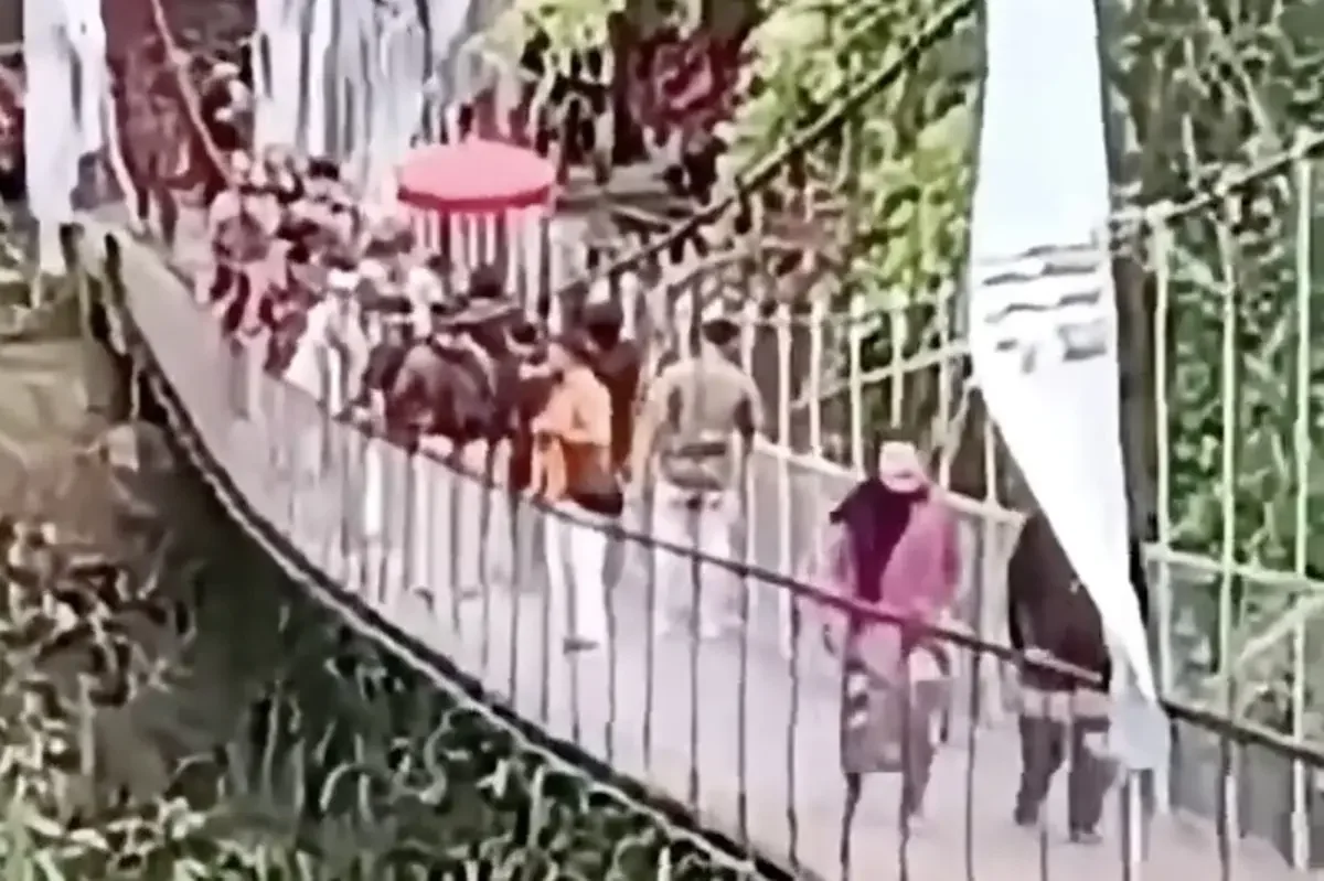 Bridge Collapse at Indonesian Ribbon-Cutting Leaves Several Injured