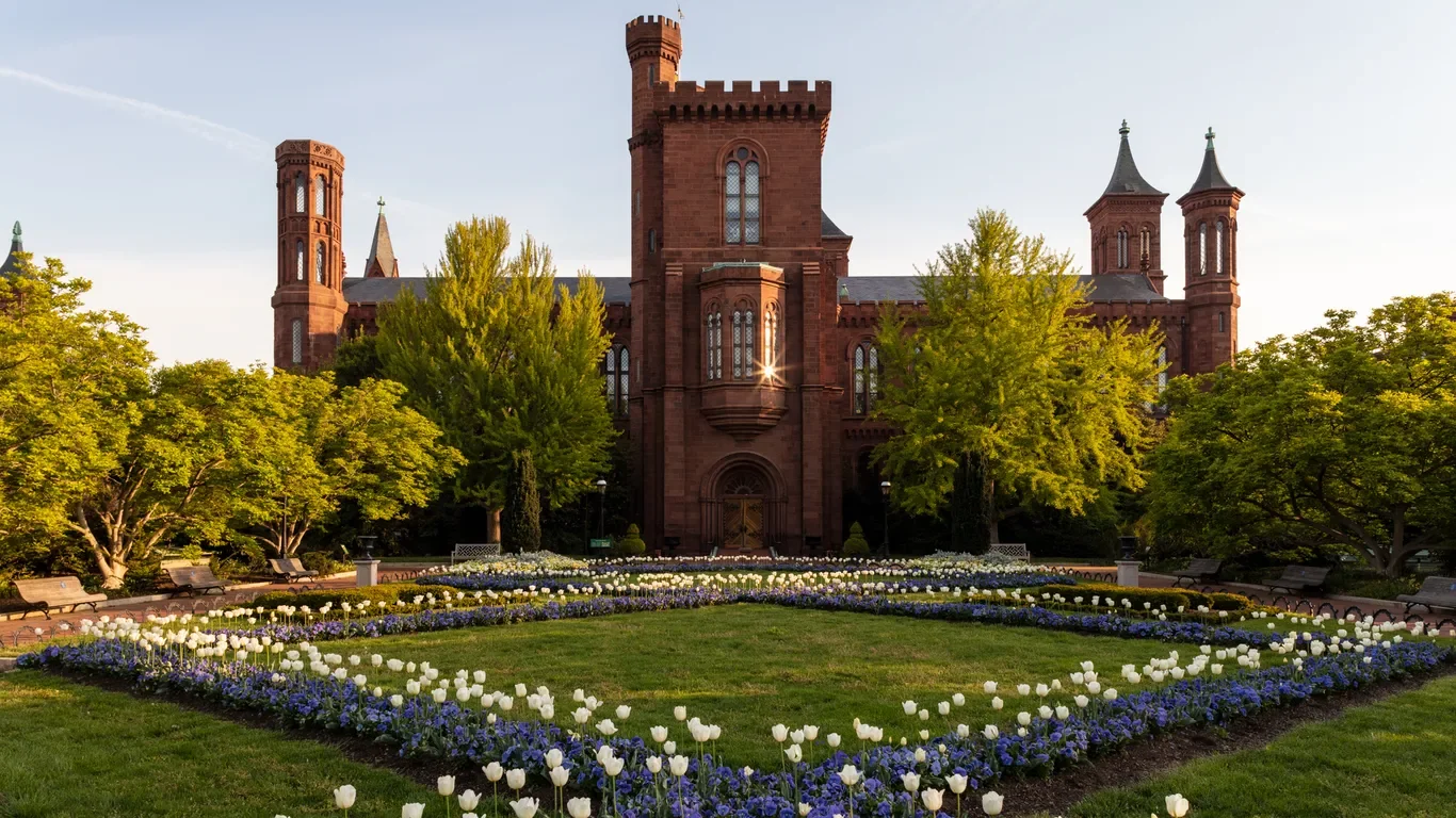 Smithsonian Castle Reopens on the National Mall With Artifacts and a Lobster Rolls Café