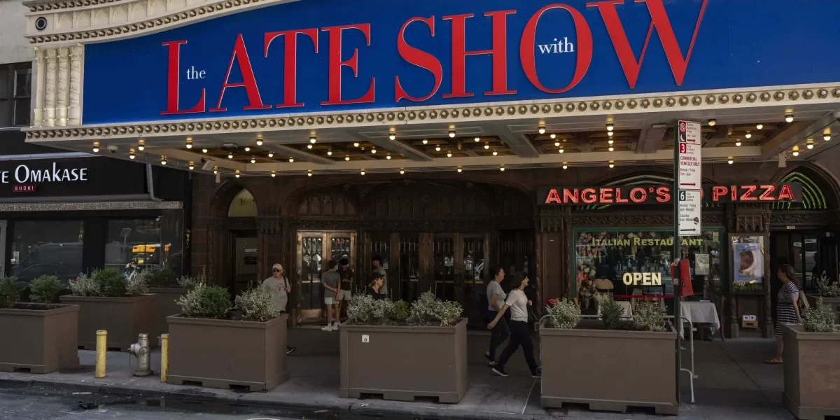 Late-Night TV's Decline: The Fall of Stephen Colbert and Industry Shifts