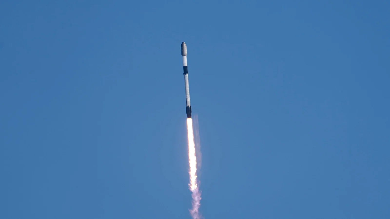 SpaceX lofts 24 Starlink satellites from California