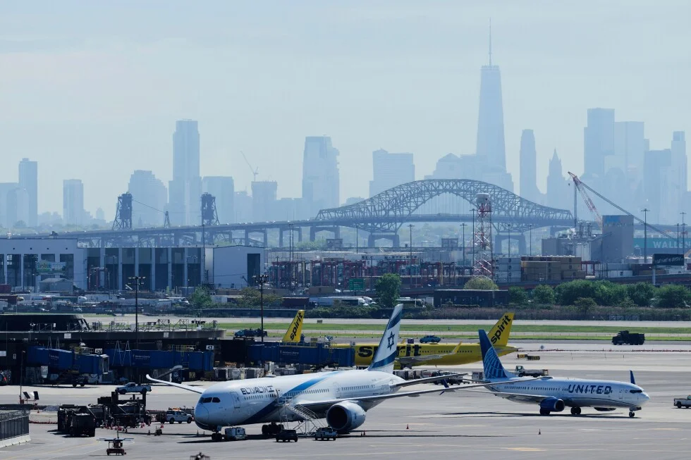 United jet clips a light pole during Newark landing, damages delivery truck