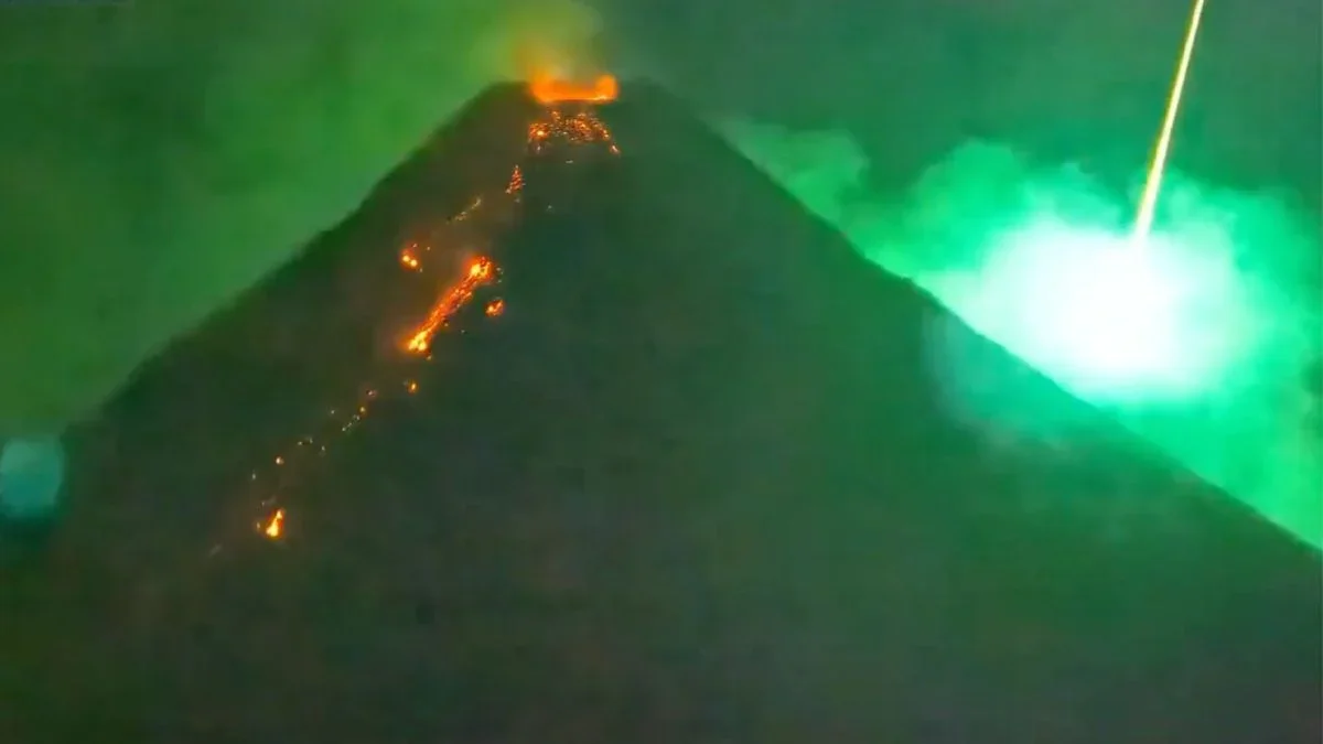 Green fireball streaks over Mayon eruption, likely burned up in atmosphere