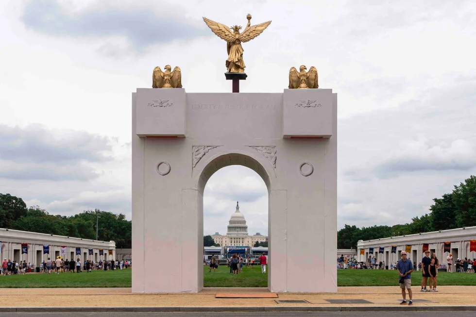 Trump’s gilded arch gains backing despite sightline concerns