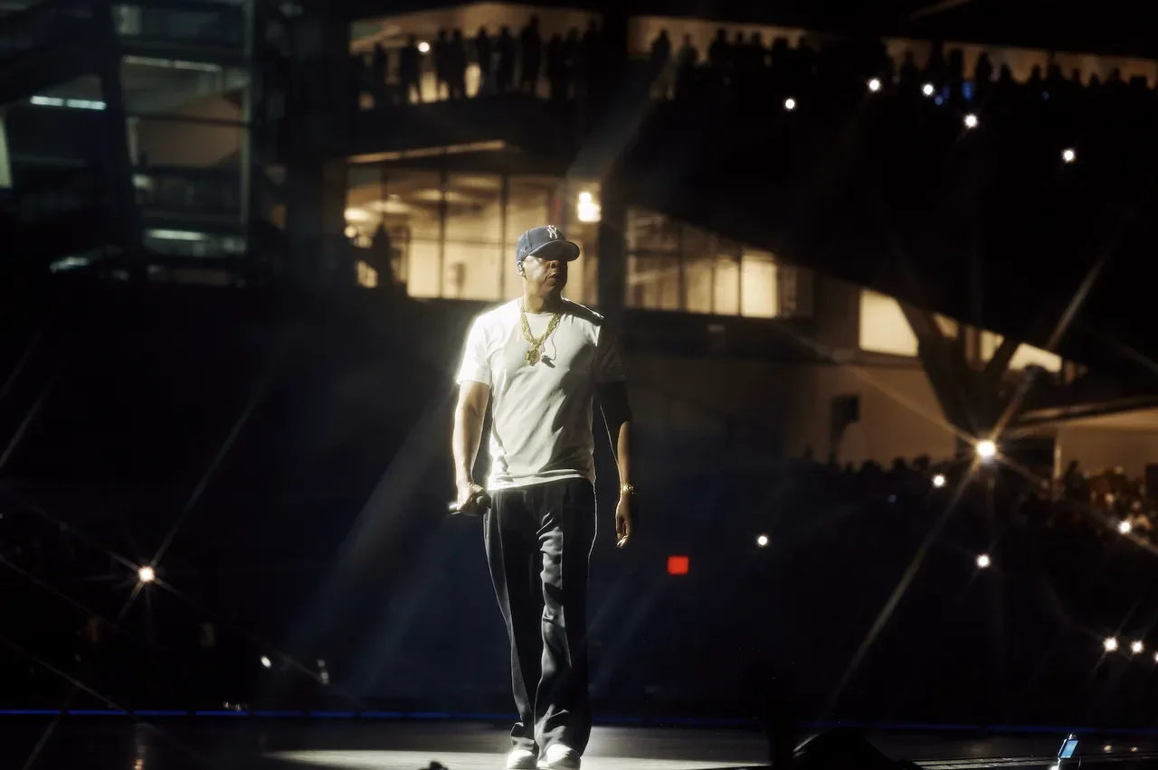 Beyoncé Shaves Jay-Z’s Afro on Stage at Yankee Stadium
