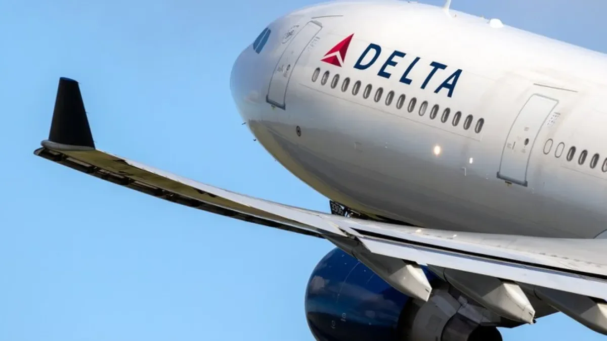 Delta Flight Struck by Firework During Midway Landing on July 4